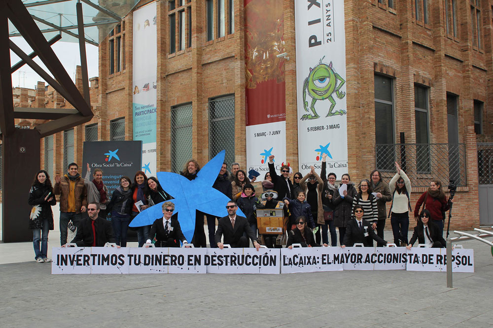 Activistas del Flashmob el CaixaForum, de denuncia de las relaciones de La Caixa con Repsol