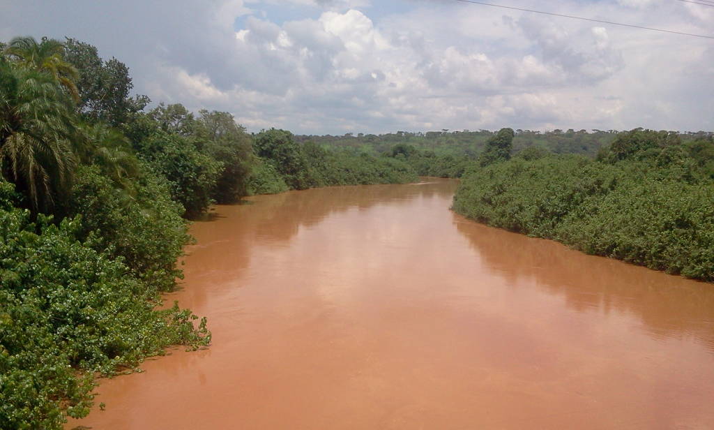 La rivière Ruvubu, affluent du Nil au Burundi, à cheval entre les provinces de Muyinga et Cankuzo