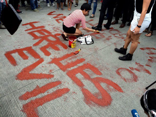 Activists from #BlockMarcos paints “Here lies evil,” just 200 meters away from the gates of the Libingan ng mga Bayani. Photo by Lyn Rillon/INQUIRER