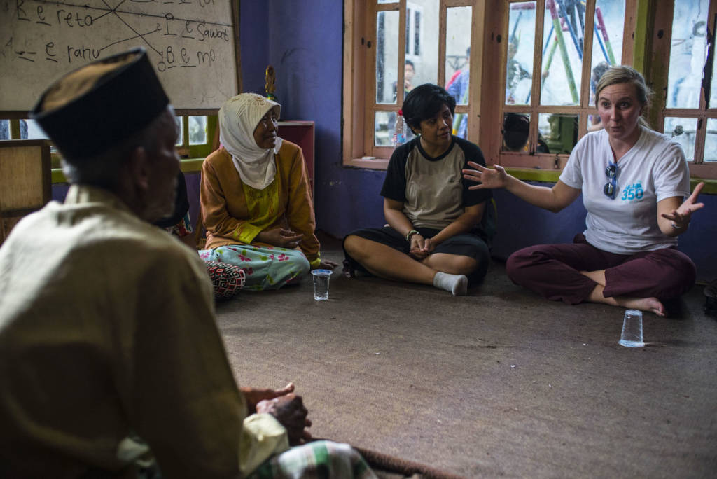 May Boeve, talks with local community representatives in Kanci village, Cirebon regency, about the impacts of coal to their health and livelihood. Photo: Ardiles Rante 