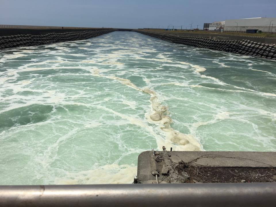 The wastewater pipe for Taichung coal power plant (Photo credit: Umika Yukisita)