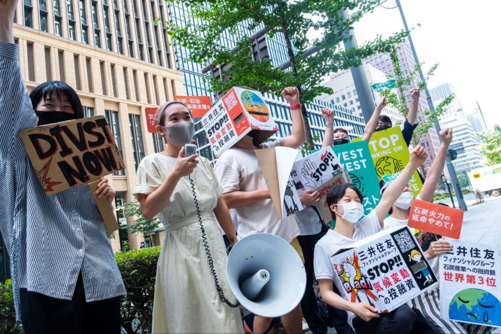 写真：6月29日、SMBCグループの株主総会の会場前で脱化石燃料を求める市民 © Taishi Takahashi / 350.org Japan