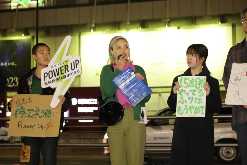 2023年12月8日、新宿駅前にて、COP28に向けてアクションをするFridays For Future Tokyoや350 Japanのメンバー（Photo: Daiki Tateyama）