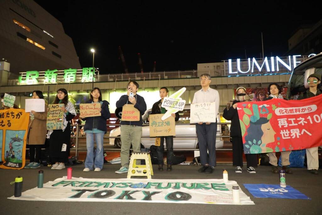 2023年12月8日、新宿駅前にて、COP28に向けてアクションをするFridays For Future Tokyoや350 Japanのメンバー（Photo: Daiki Tateyama）