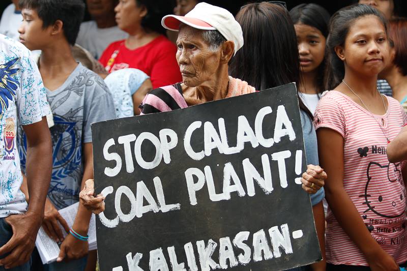 Community representatives call for the closure of the Calaca coal plant. © AC Dimatatac