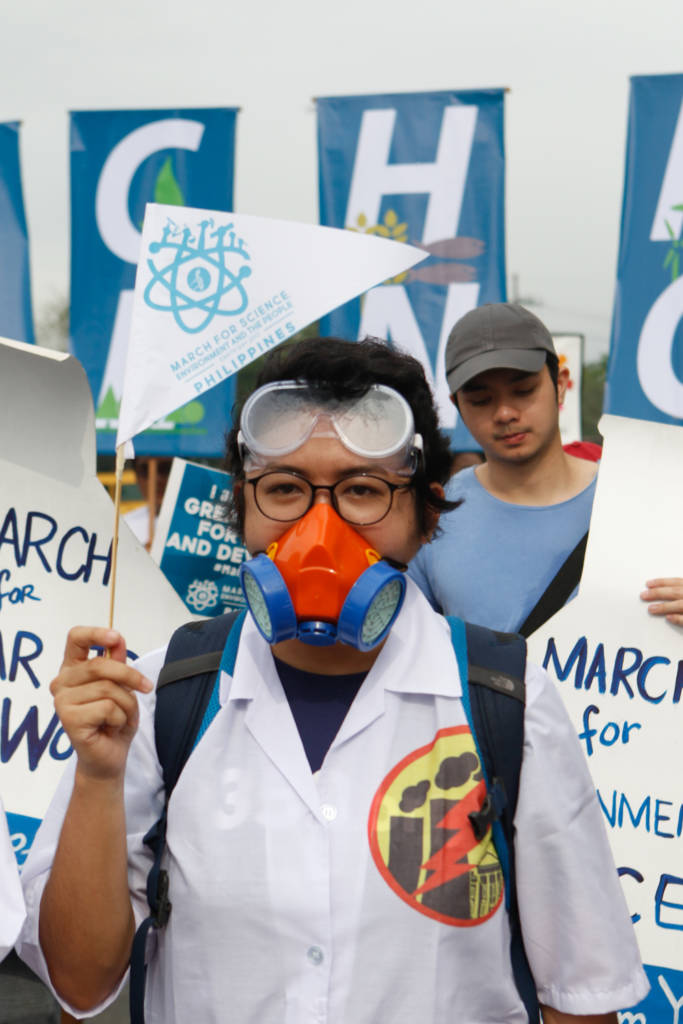 350.org Philippines joined the Manila leg of the global March for Science today, Earth Day. Activists donned lab coats and equipment to challenge governments - particularly the Duterte and Trump administrations - to phase out fossil fuels and join the global shift to renewable energy. In this blog, Lynne Brasileño shares why she joined the March beyond standing up for climate action.