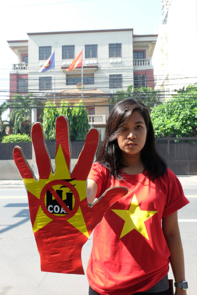 Climate change knows no borders: Climate activists from 350 Pilipinas, picket the Vietnamese Embassy in Manila, calling for the cancellation of the 1,200-megawatt Long An power station in Long An province. © AC Dimatatac / 350 Pilipinas