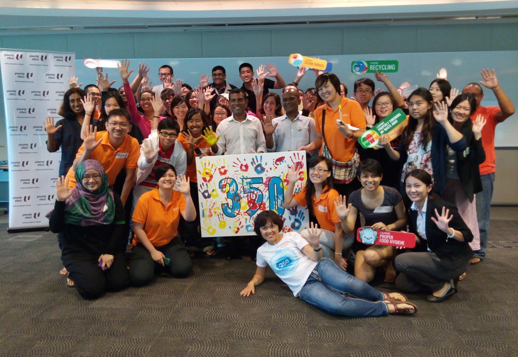 Young climate leaders taking a photo with Former President of Maldives, Mohamed Nasheed, who gave a surprise visit